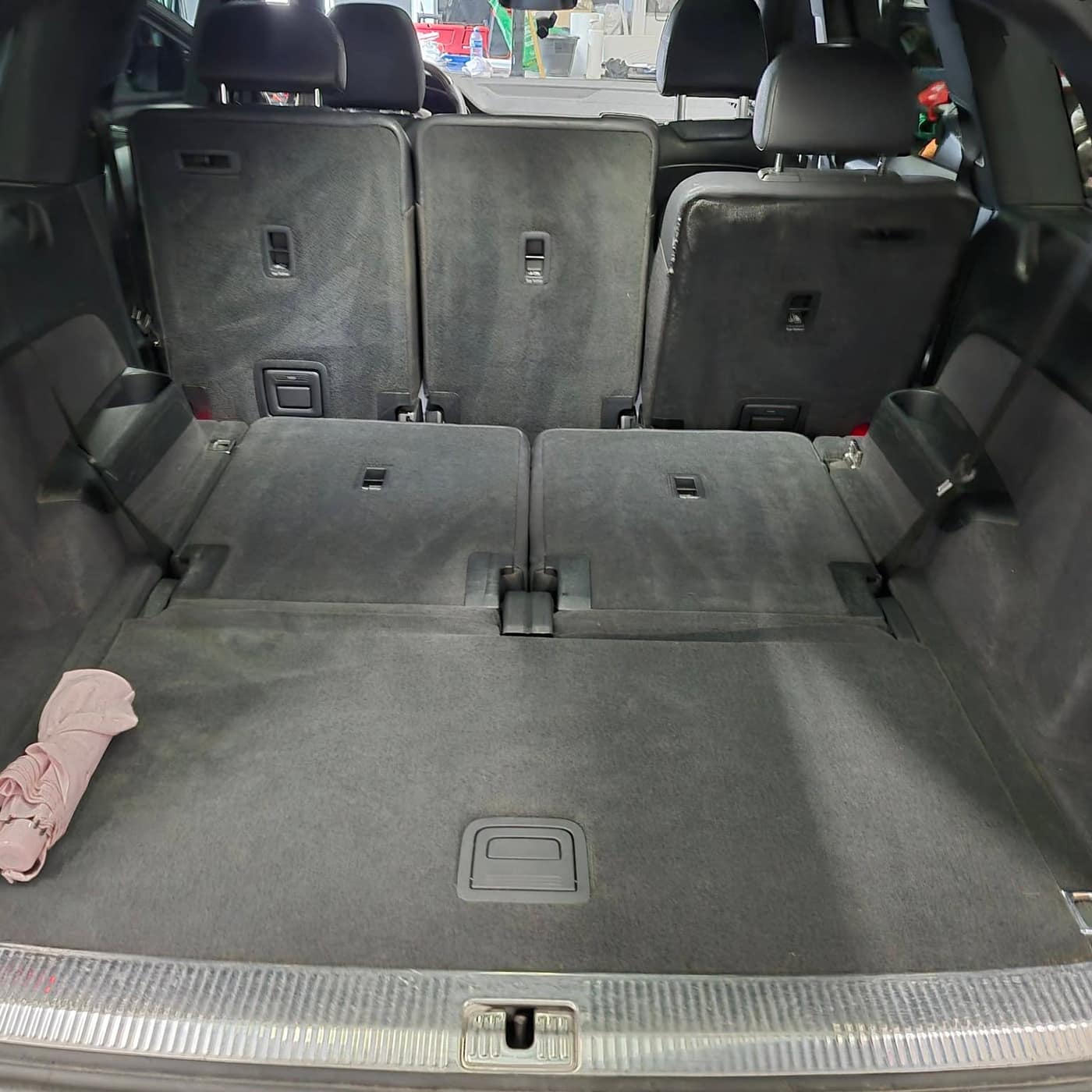Coffre arrière aspiré et nettoyé, moquette uniforme