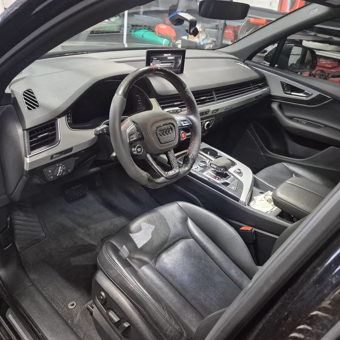 Center console cleaned in its smallest corners, showing the level of finish